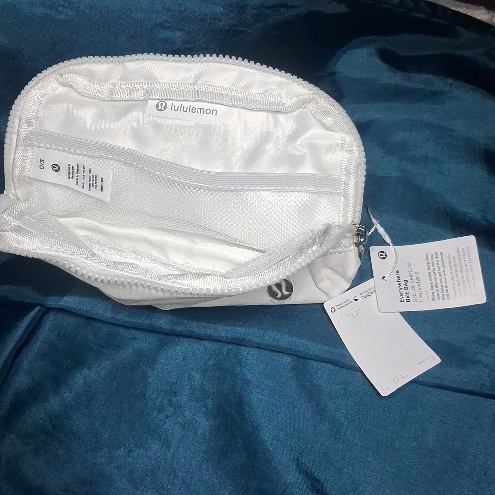Lululemon Everywhere Belt Bag | White | Crossbody Waist Bag | NWT One Size - Picture 3 of 4